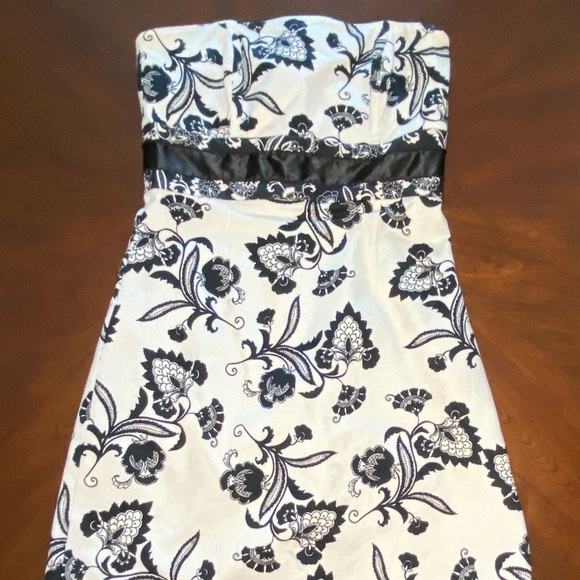 White House Black Market strapless dress - Picture 1 of 7